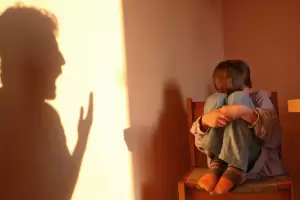 Tiene 9 aos y se escap de la casa por supuestos malos tratos de su progenitor