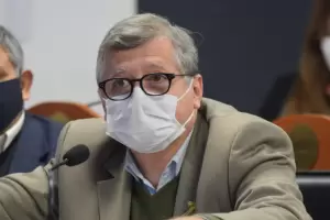 Exministro: �Al equipo de salud hay que atenderlo y resolver la situaci�n�