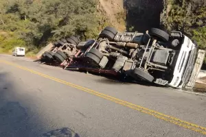 Volc camin en la Cuesta del Totoral: est habilitada slo por media calzada