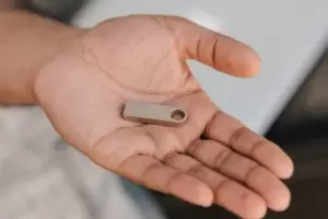 Un funcionario se emborrach en un bar y perdi una USB con los datos de 400.000 habitantes