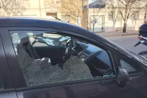 Robaron violentamente dos vehculos: rompieron los vidrios a las pedradas