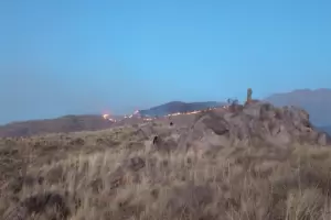 Nuevo incendio: ahora las llamas consumen la cerranas de Azampay en Beln
