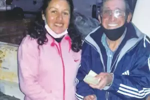Una mujer encontr $50 mil pesos, alguien quiso engaarla pero no se qued con la historia y busc al dueo