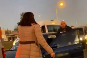 Choc la camioneta de una mujer, se baj de su auto y la golpe en el estmago