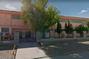 Le sac plata a sus padres y la reparti entre sus compaeros de la escuela