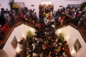 Miles de manifestantes asaltaron la residencia del presidente de Sri Lanka para exigir su renuncia