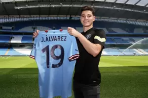 Ante una multitud, el Manchester City present a Julin lvarez