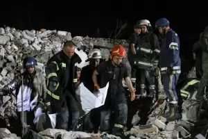 Desesperada bsqueda de sobrevivientes en un edificio residencial bombardeado por Rusia