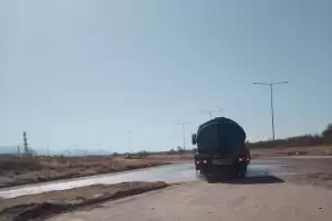 Valle Chico continua sin agua, pero los camiones riegan las calles