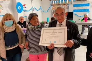 Tras emigrar a la Argentina para estudiar medicina, se recibi a los 78 aos y ahora su sueo es mostrarle el ttulo a su mam