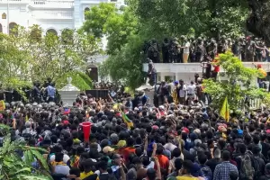 Caos en Sri Lanka: el presidente huye sin renunciar y una multitud asalta la oficina del primer ministro