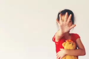 Un joven fue aprehendido acusado de abusar a una menor de edad