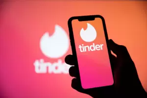Google demand a Tinder por incumplimiento de contrato y quiere quitar la app del Play Store