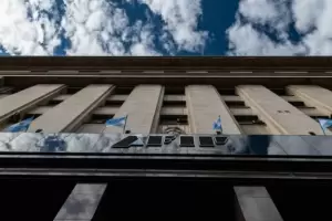 Dlar turista: Aument 10% el recargo para las compras realizadas en el exterior