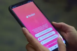 Google demand a los dueos de Tinder y quiere prohibir la app del Play Store