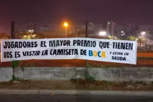 Clima de tensin en Boca Juniors: colgaron una bandera contra los futbolistas