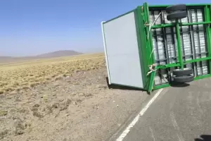 Debido a los fuertes vientos, un trailer con un mdulo habitacional se dio vuelta