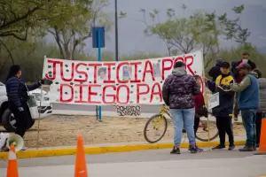 Polmica apertura del Poncho: distintos grupos se manifestaron en el ingreso