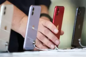 Robaron 15 iPhones, dlares y dinero en efectivo de un local comercial