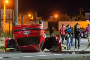 Espectacular vuelco en la avenida Choya
