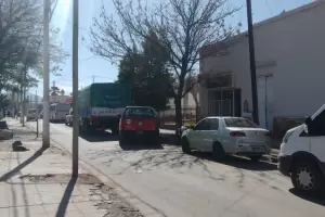 Debido a la falta de combustible en Tinogasta, las largas filas causaron enojo en los turistas