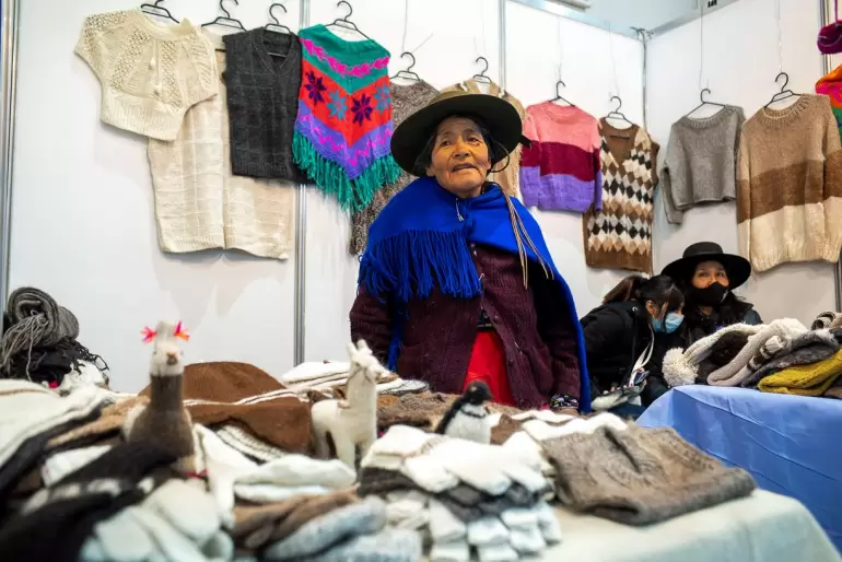 artesanos. poncho 2022