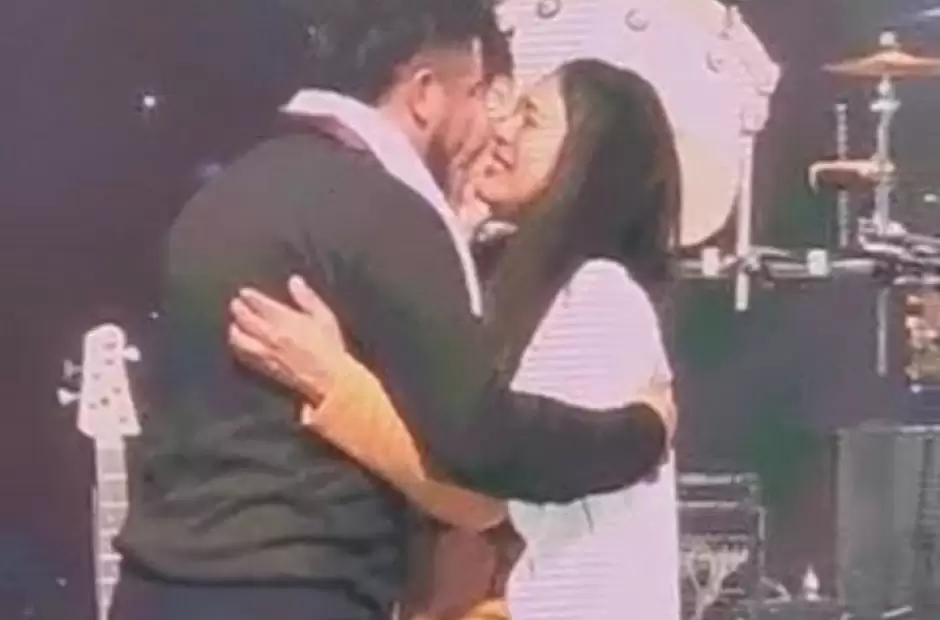 La feliz pareja que se comprometi.