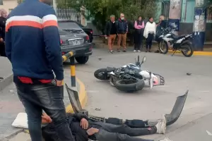Muri un motociclista y hubo otros 10 heridos en graves hechos viales en Capital y el interior