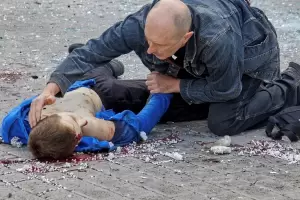 La foto de un chico muerto vuelve a exponer la brutalidad de los bombardeos rusos