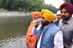 Un ministro indio tom agua de un ro sagrado para demostrar que era potable y termin hospitalizado