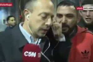 Periodistas fueron agredidos mientras cubran la protesta de los hinchas de Independiente