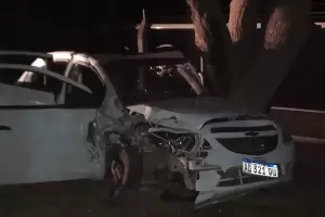 Un polica muerto y otros dos heridos, al chocar con un rbol el auto en el que viajaban