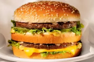 Segn el ndice Big Mac el peso est subvaluado y para The Economist el pas est al borde del default