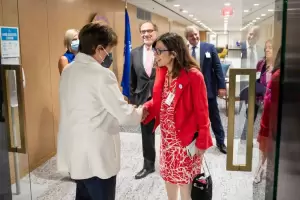 Batakis se rene en Washington con empresas que operan en Argentina