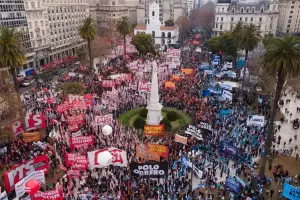 Con la llegada de Massa, los piqueteros renuevan la presin y los movimientos oficialistas marcan la cancha