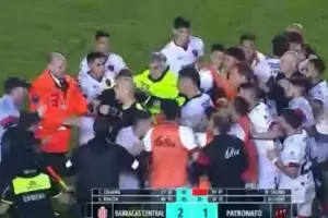 Jugadores de Patronato se pelearon con la polica tras perder contra Barracas Central