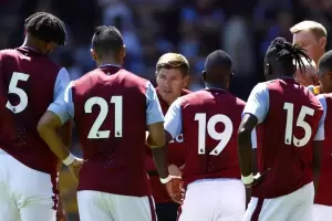 Las estrictas multas en Aston Villa: desde 60 dlares por olvidarse una torta de cumpleaos hasta una multa por baarse sin ojotas