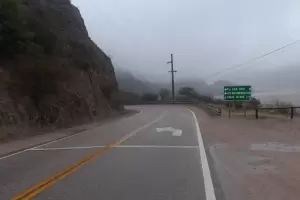 Debido a la lluvia y material de arrastre en badenes, transitar con precaucin por RN 40