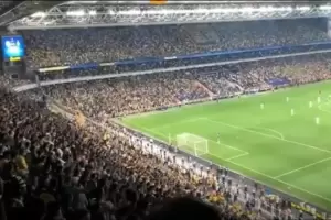 Los hinchas del Fenerbahe corearon el nombre de Vladimir Putin al enfrentarse a Dinamo Kiev de Ucrania
