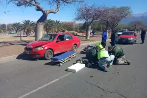 Motociclista result herido tras impactar contra un auto