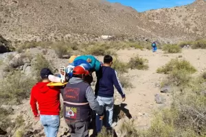 Una mujer sufri un accidente y la trasladaron a pie por varias horas