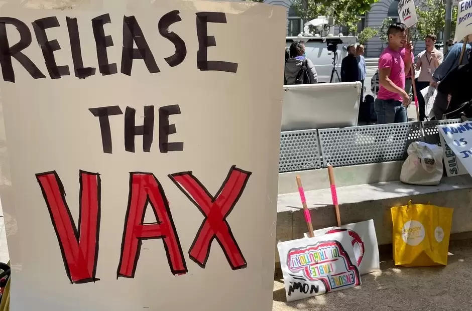 Protestas en Nueva York para que liberen las vacunas