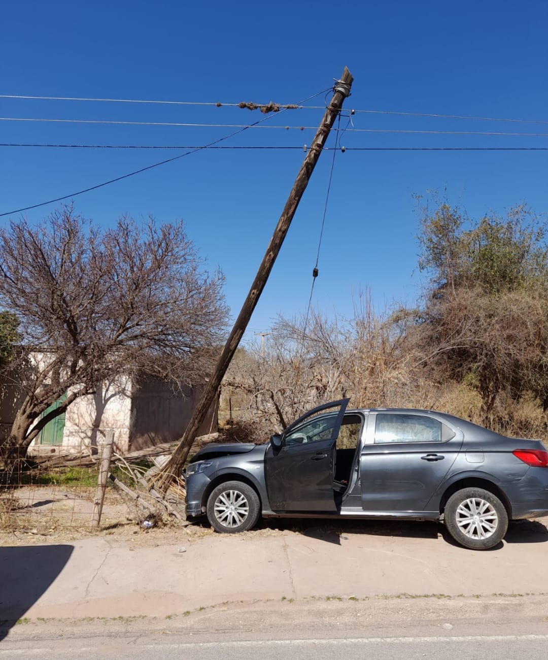 Se estrellaron contra un poste de luz en Belén - La Unión Digital