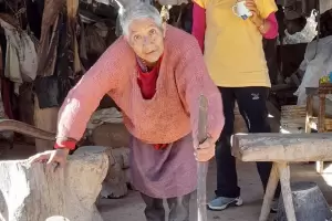 Llevaron insumos a Doa Nicolasa, la mujer que vive en soledad en la montaa