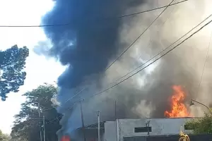 Un lubricentro de Santa Rosa se incendi y los daos son totales