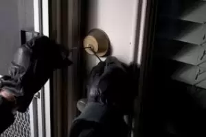 Delincuentes ingresaron a una casa de familia y se robaron $1.300.000