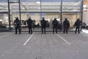 Con una fuerte custodia, Bacchiani inscribi a su hija en el registro civil