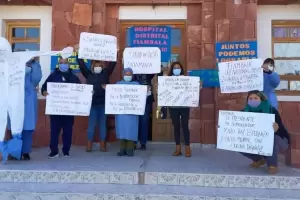 A la espera de la visita del Presidente, trabajadores de la Salud se manifiestan en Fiambal