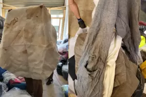 La indignacin de un joven por la ropa en malas condiciones que lleg a una ONG