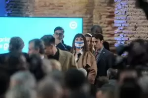 El paso de Moria Cas�n en la jura de Sergio Massa: barbijo patri�tico y arengas